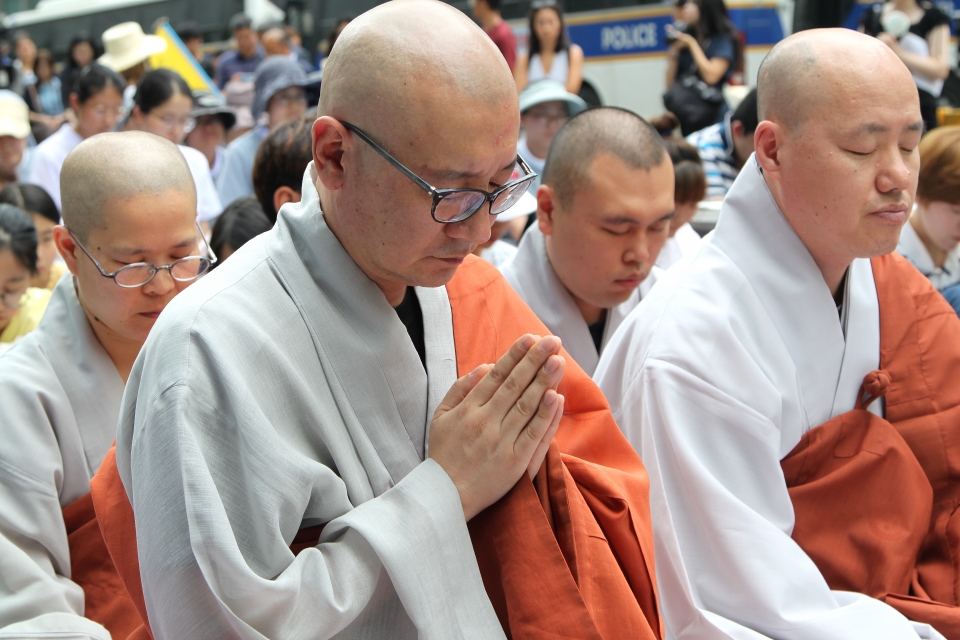 일본군 강제 위안부 피해 희생자들을 위한 기도 중인 사회노동위원회 지몽스님과 위원 스님들의 모습.