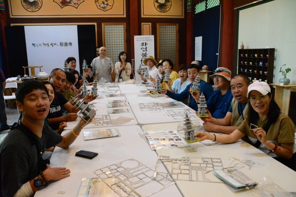 문화재 활용사업 프로그램 참가자들이 자신이 만든 4사자 석탑을 보이고있다