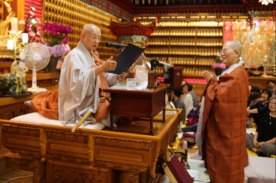 지구촌공생회 이사장 월주스님(왼쪽)이 인천불교회관 주지 일지스님께 인천지부장 임명장을 전달하고 있다.