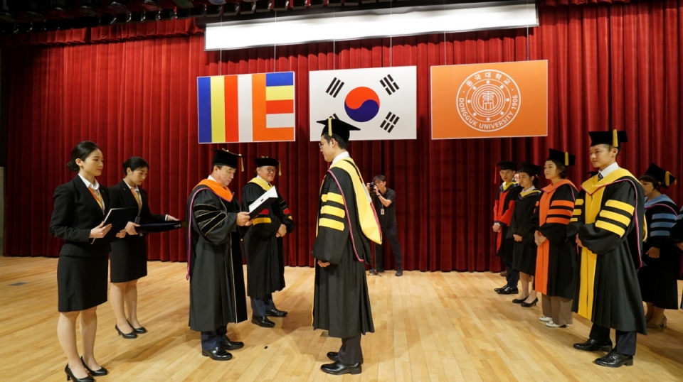 윤성이 동국대 총장이 학위를 수여하고 있다.