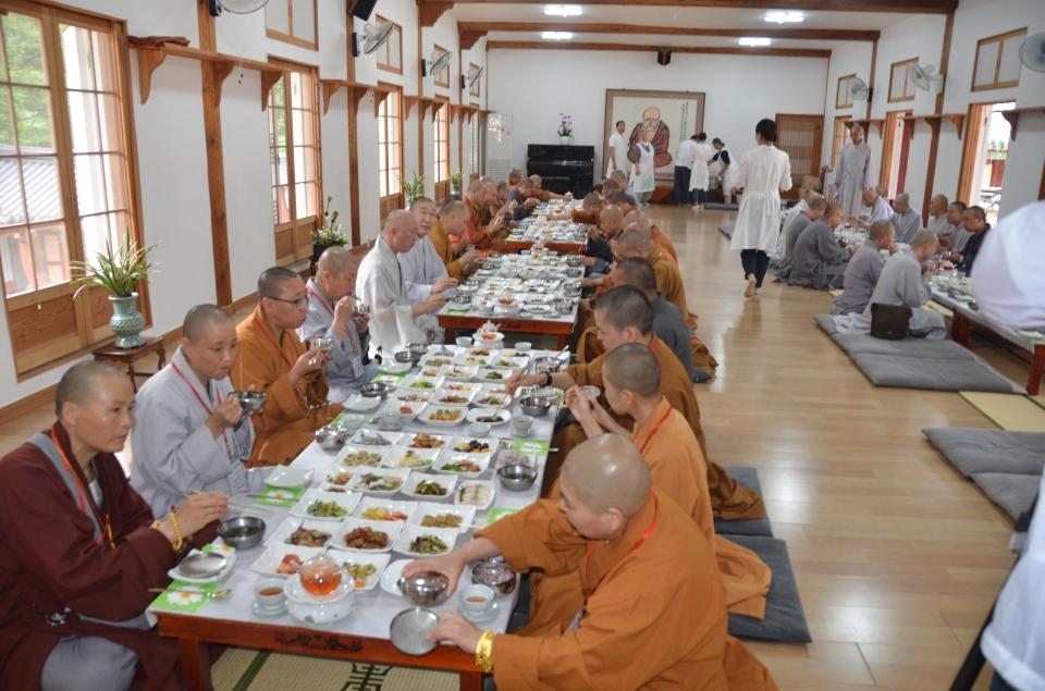 중국 불교협회 국제포교사 스님들이 화엄사 법음료에서 '화엄사 산사의 밥상'으로 공양했다
