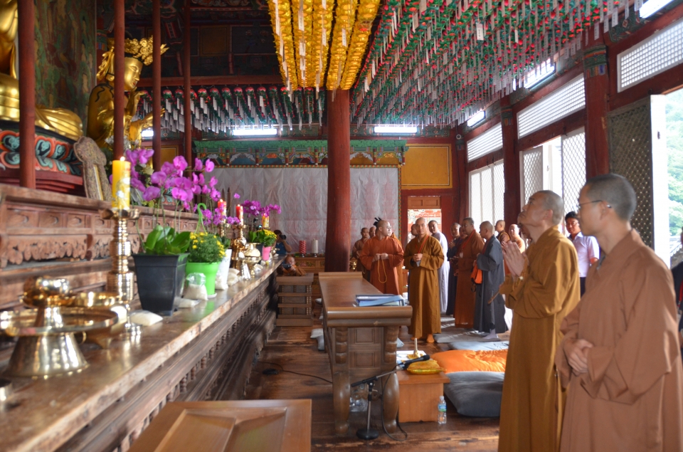 중국 불교협회 스님들이 사찰음식 공양에 앞서 화엄사를 참배하고있다