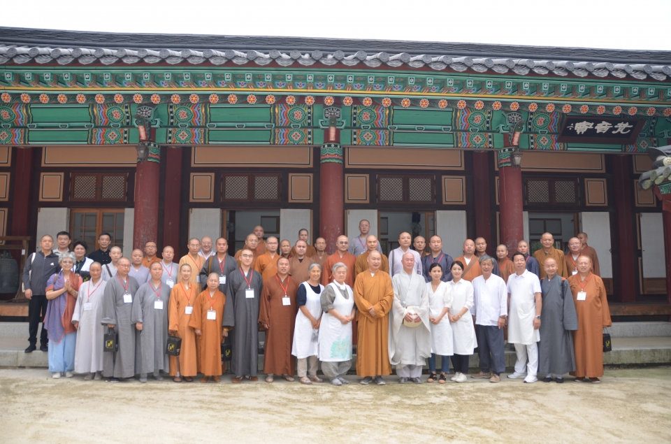 법음료앞에서 중국 불교협회 스님들과 화엄사 산사의 밥상 팀