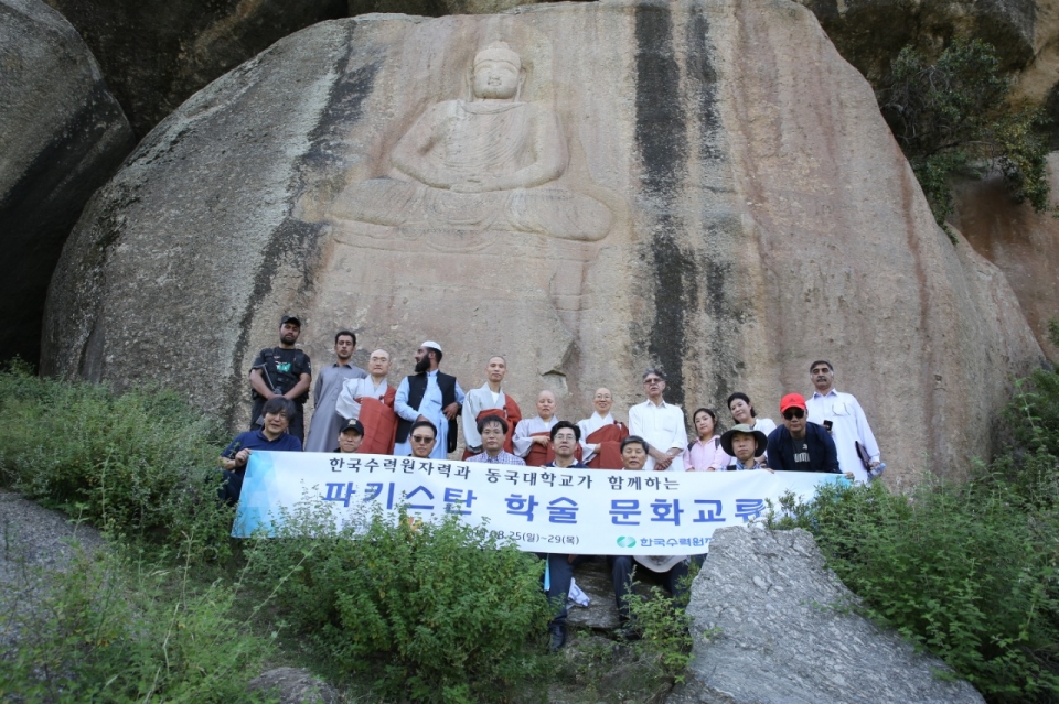 자하나바드 마애불상을 방문한 동국대 불교문화교류단