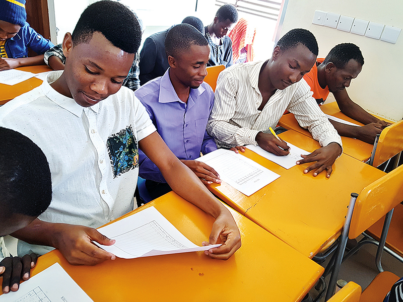 조계종이 설립한 탄자니아 보리가람대학 학생들이 그간 배운 실력을 평가받기 위해 시험을 보고 있는 모습.