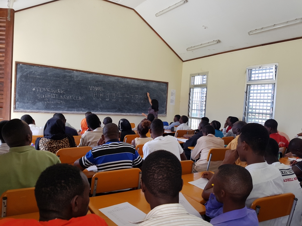 탄자니아 보리가람대학 학생들이 한국어 수업을 듣고 있는 모습.