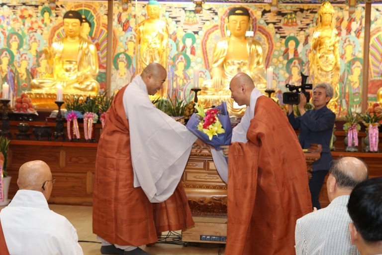 8월31일 제2대 내원정사 주지로 취임한 지일스님이 축하꽃다발을 받고 있다.