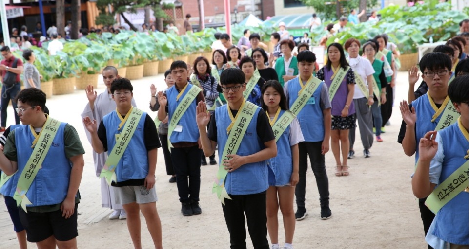 문화재지킴이 활동에 동참하는 불교학교 청소년법회 회원들