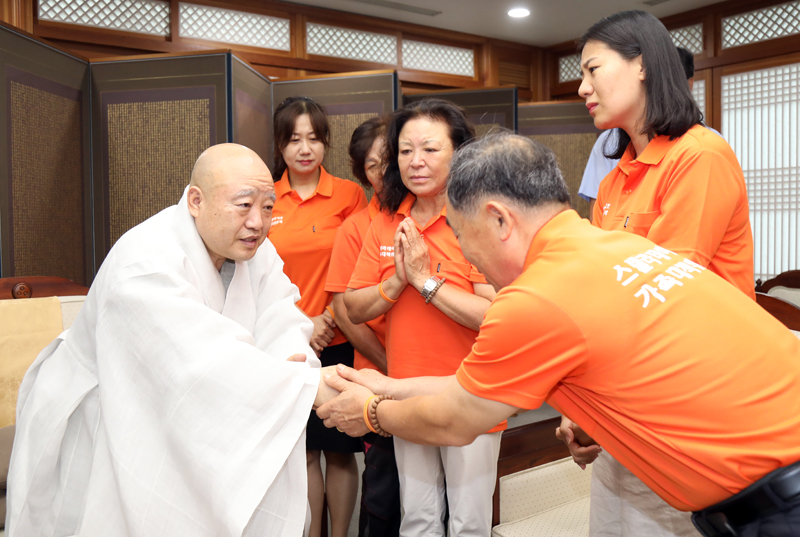 조계종 총무원장 원행스님이 9월2일 한국불교역사문화기념관을 찾은 스텔라데이지호 실종자 가족에게 공감과 위로를 전했다.