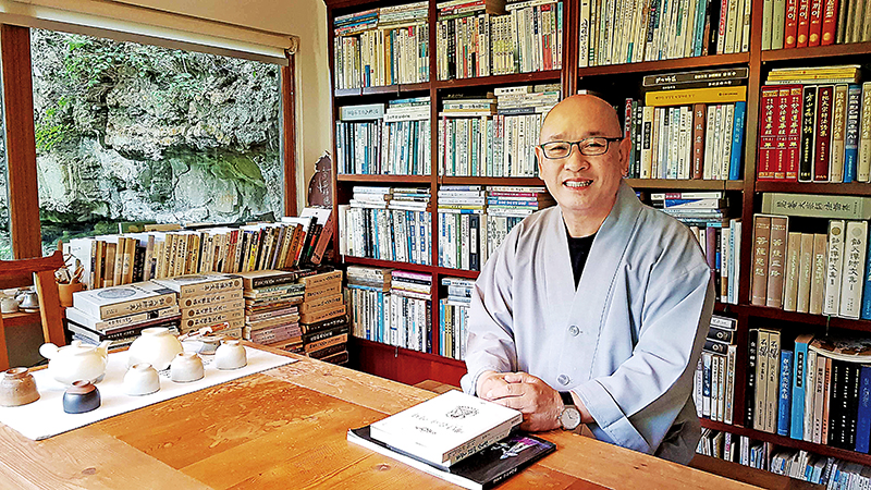 지난 11일 봉화 청량사 심우실에서 만난 청량사 회주(서울 조계사 주지) 지현스님이 자신의 서재에 자리했다.