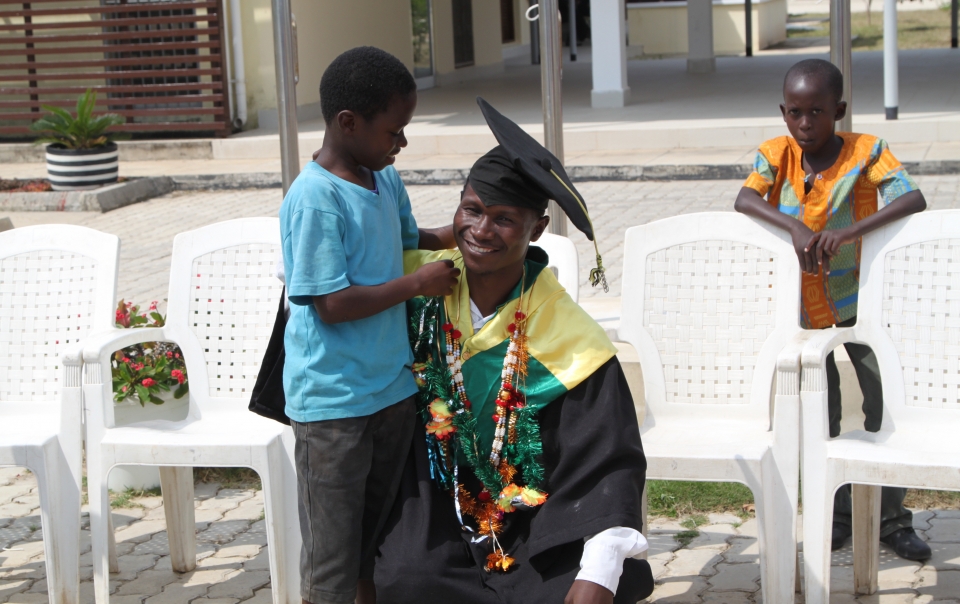 가족들의 축하를 받고 있는 한 졸업생의 모습.