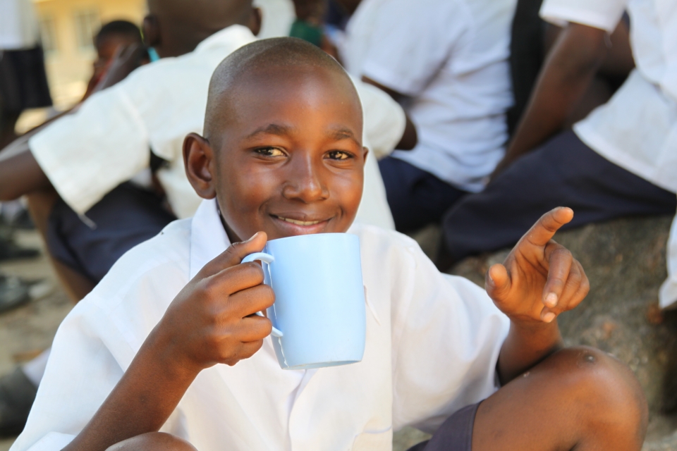 종단의 자비행으로 옥수수 죽을 지원받아 먹고 있는 무와송가 초등학교 학생의 모습.