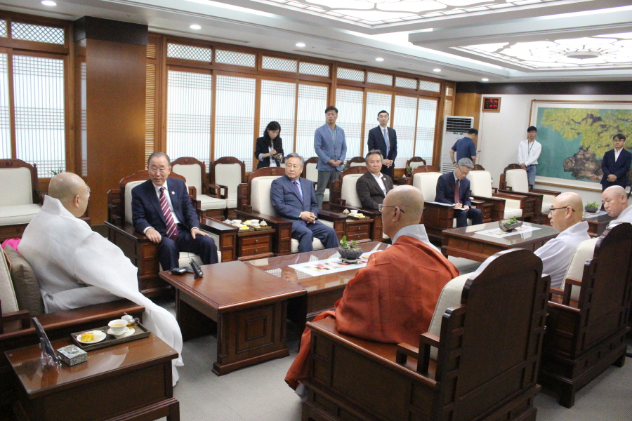 총무원장 원행스님이 9월16일  반기문 국가기후환경회의 위원장 예방을 받았다.