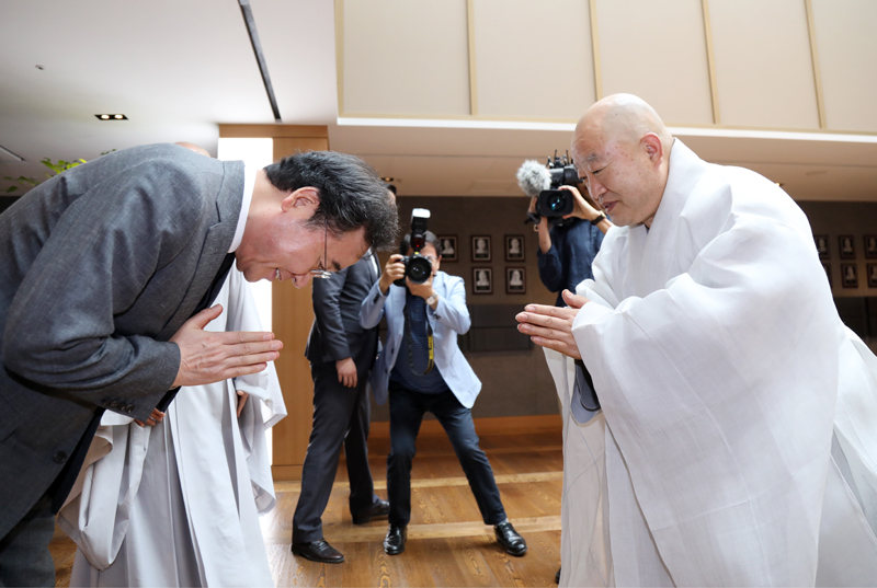 총무원장 원행스님이 9월17일 한국불교역사문화기념관에서 이낙연 국무총리 예방을 받았다.