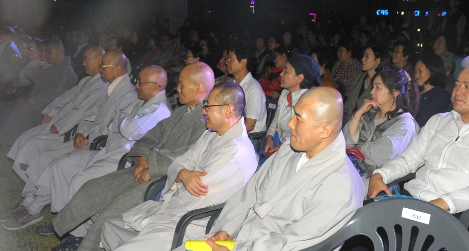 동승 공연을 관람하는 스님들과 불자들.