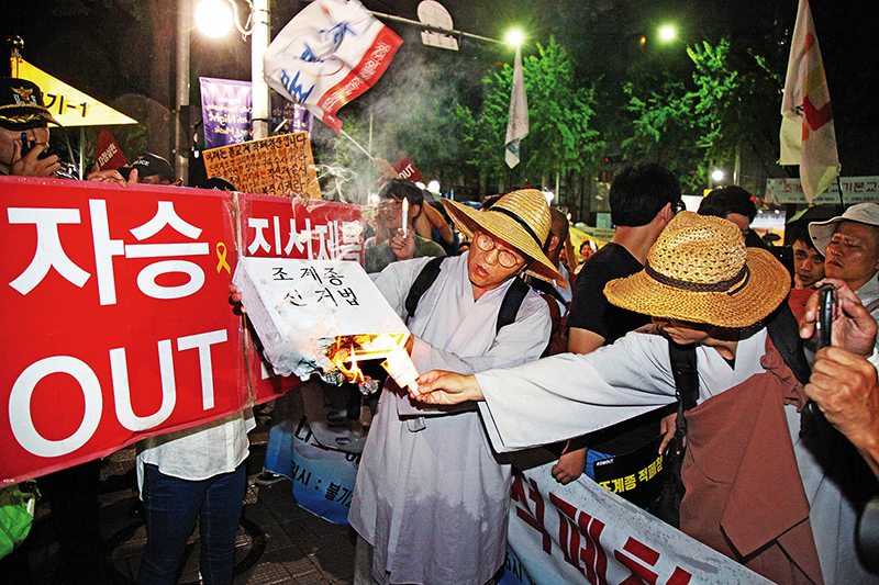 수년째 불교와 종단에 대한 흠집내기가 이어지면서 종단내 피로감도 쌓이고 있다. 사진은 종단의 선거법을 불태우는 장면을 연출하는 시위자들. 불교신문 자료사진