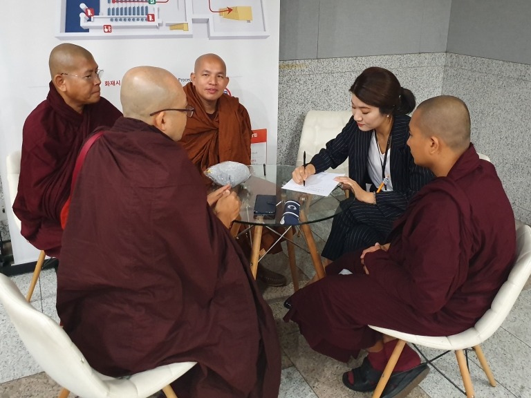 ‘국가별 회의’ 시간에 한 데 모여 의견을 나누고 소통할 수 있고 있는 외국인 스님들의 모습.
