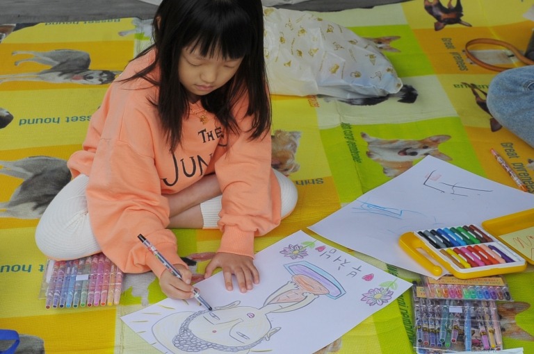 영천 은해사가 9월21일 개최한 전국 어린이청소년 미술대전에서 부처님 그리기에 열중하고 있는 참가 어린이.
