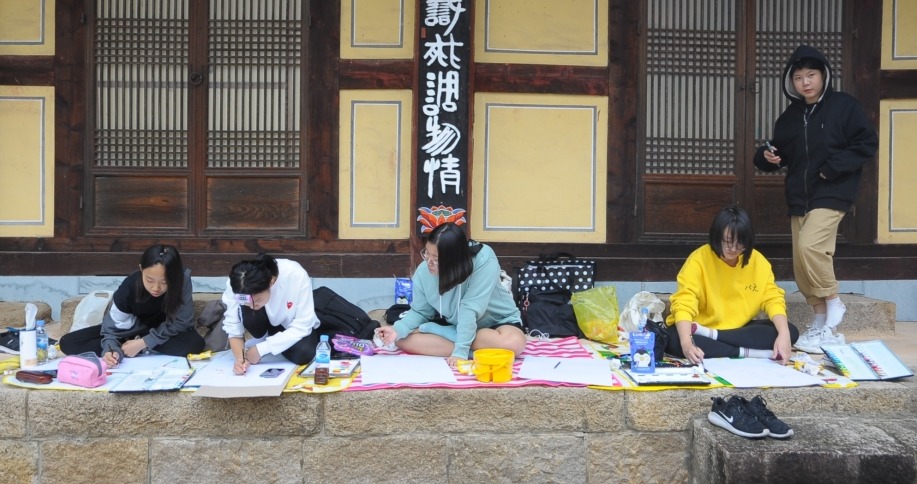 그림 그리기에 열중하고 있는 중등부 참가 학생들.
