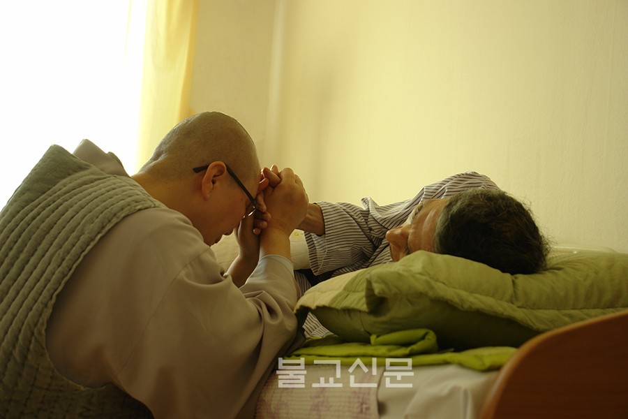 '죽음을 명상하다-삶과 죽음에 관한 마인드풀니스(mindfulness)와 컴패션(compassion)'은 명상을 통해 죽음에 대한 공포를 더는 방법을 일러준다. 불교신문 자료사진