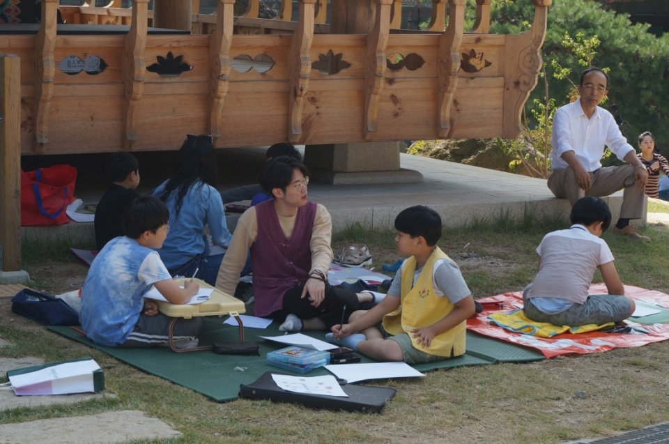 그림그리기대회에 참가한 아이들과 지도교사의 모습.