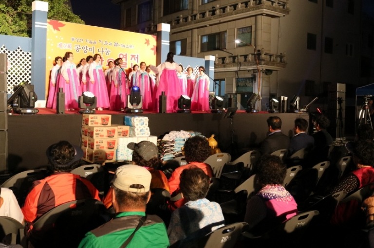 익산 관음사에서 활동중인 가릉빈가 합창단이 콘서트의 서막을 장식했다.