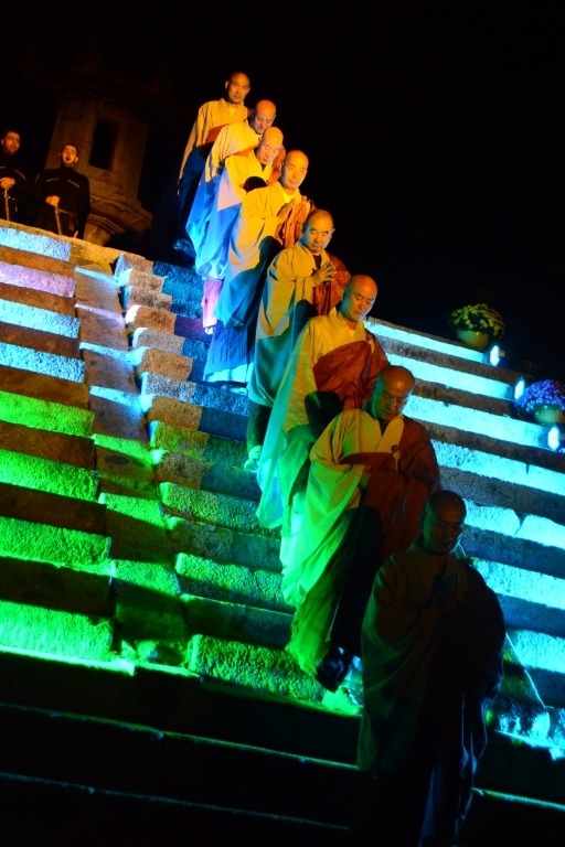 구례 화엄사가 9월27일부터 29일까지 화엄음악제를 열었다. 사진은 저녁예불을 마치고 이베리 콰어어의 영성음악과 함께 스님들이 계단을 내려오고 있다.