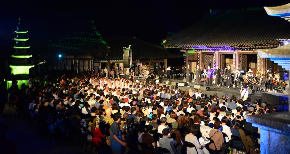 화엄음악제의 절정을 이룬 화엄 콘서트에는 많은 관객들이 참여해 함께 즐겼다.