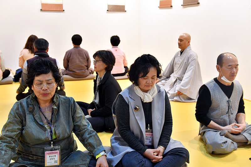 2019 서울국제불교박람회는 세계 유명 명상프로그램을 한자리에서 만나보는 ‘명상 컨퍼런스’를 연다. 사진은 지난해 불교박람회에서 운영한 명상존에서 명상체험하는 관람객들 모습.