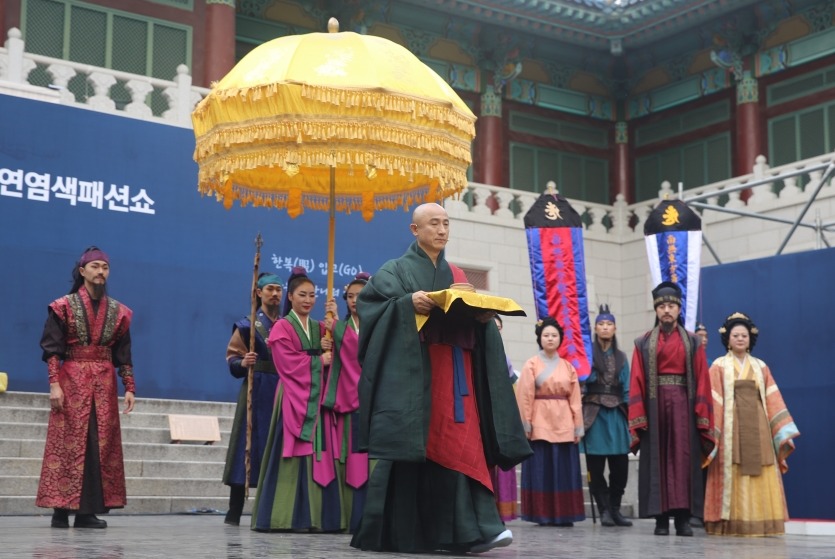 영축총림 통도사가 영축문화축제 기간 중 천연염색패션쇼를 10월4일 개최했다.