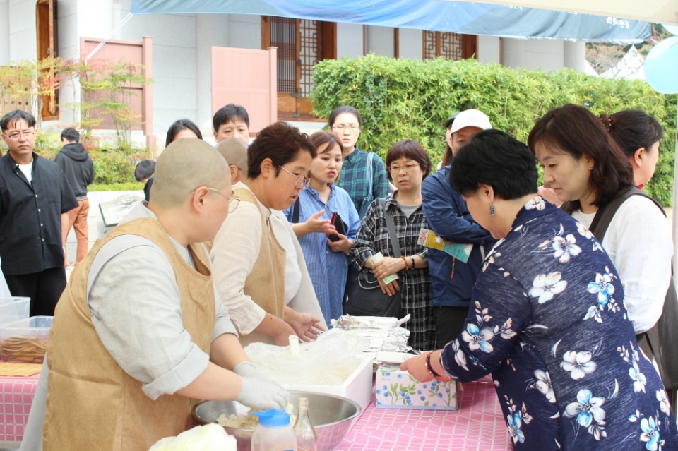 지담스님 장아찌 김밥은 오픈 전부터 줄이 길게 늘어섰다.