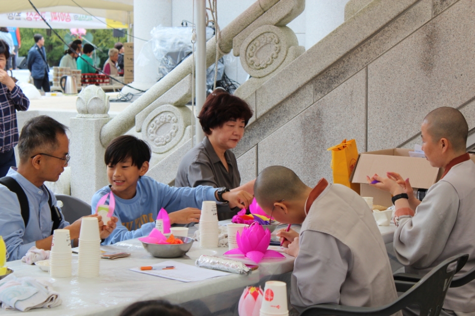 봉녕사승가대학 학인 스님들과 컵등만들기를 하는 참가자들.