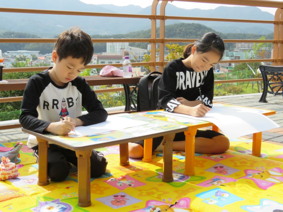 어린이들이 그림 그리기에 열중하고 있는 모습
