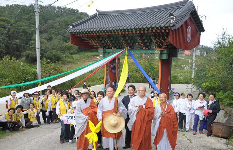 10월5일 한국불교대학 대관음사 무일선원 일주문 단청불사 낙성식에 참가한 회주 우학스님과 신도들 모습.