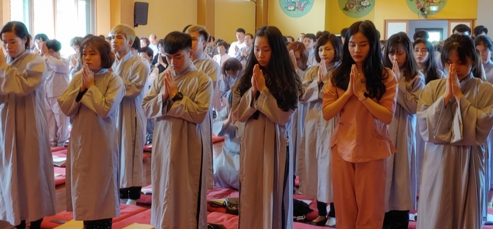 관정수기 법회에 참가한 베트남 불자들이 베트남 전통 법복을 입고 기도를 올리고 있다.