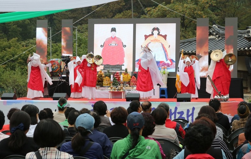 계룡산 신원사는 10월5일 중악단 앞에서 고종황제·명성황후 천도·추모문화제를 봉행했다.