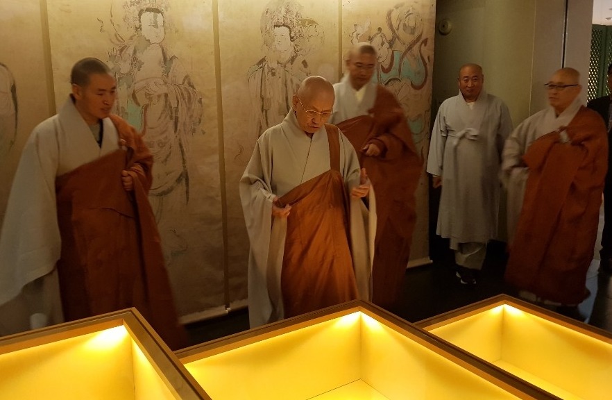 월주스님은 불교중앙박물관 전시장으로 자리를 옮겨 특별전을 관람하기도 했다.