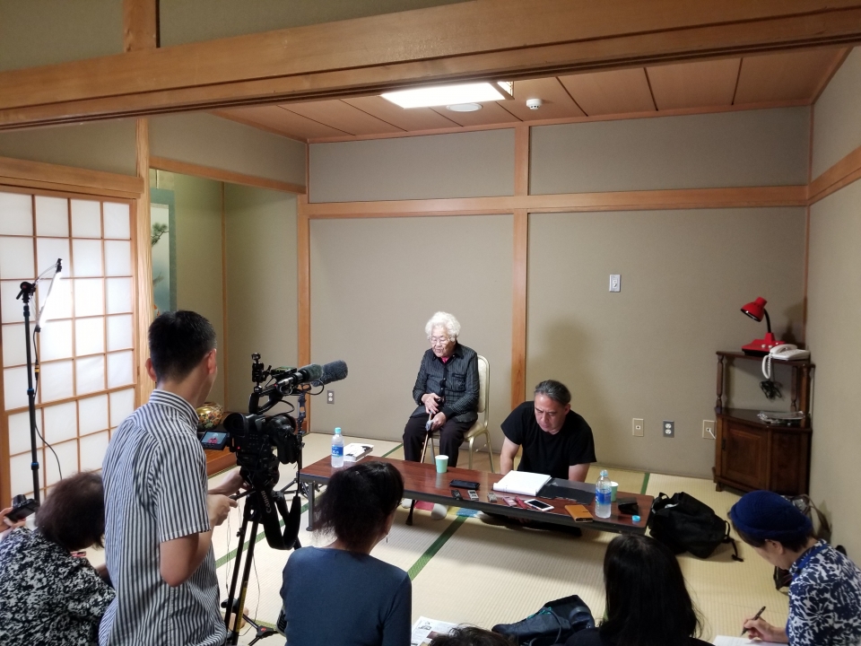 이번 에움길 일본 상영회엔 위안부 피해자 이옥선 할머니도 자리에 함께해 의미를 더했다. 이옥선 할머니(사진 가운데)가 일본 언론을 대상으로 피해 사실을 증언하는 모습.