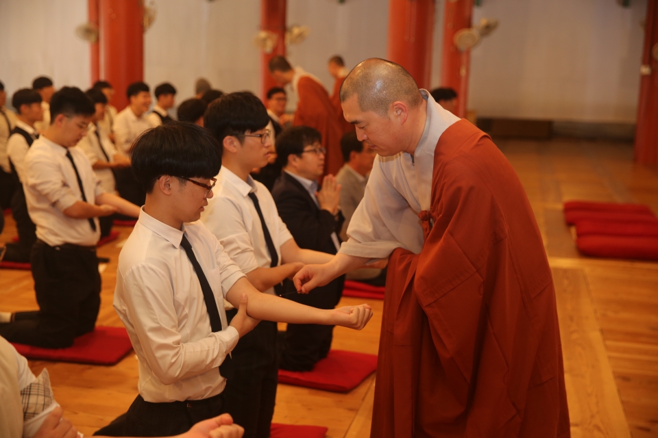 해동고등학교는 지난 11일 통도사 설법전에서 수계식을 거행했다.