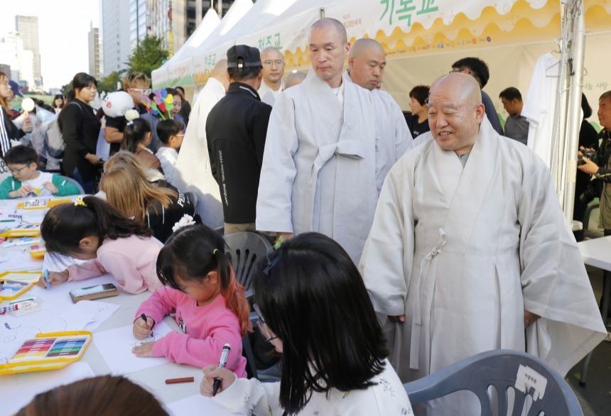 종교문화축제 개막식에 앞서 각 종교별 부스를 둘러보며 시민들과 함께하고 있는 총무원장 원행스님의 모습.