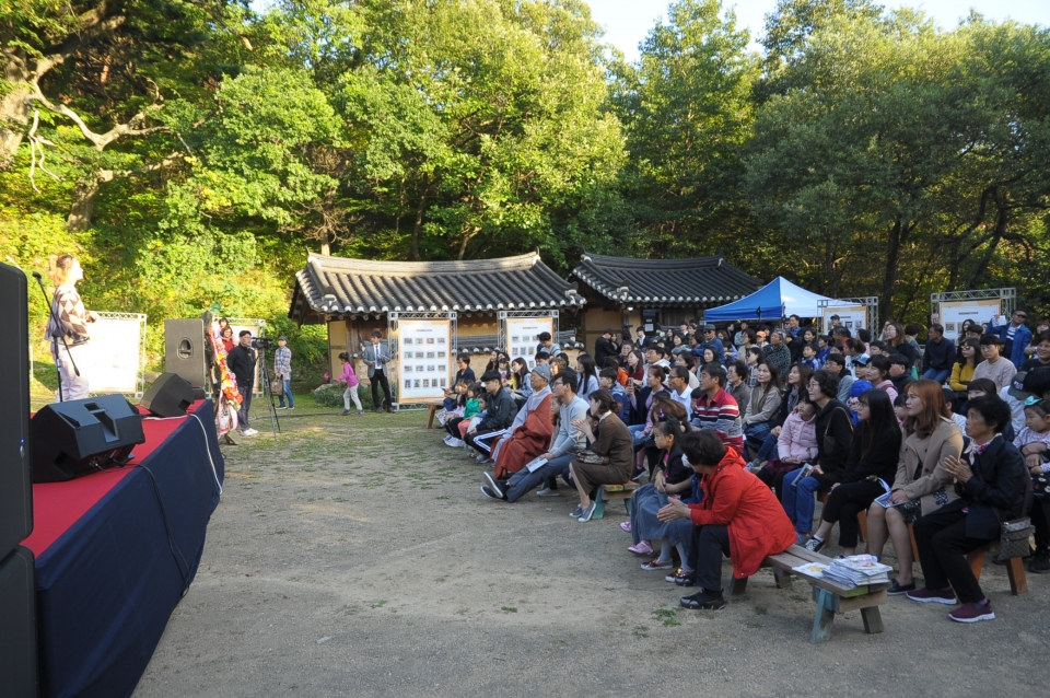 봉정사 영산전 앞광장에서 공연에 열중하는 관객들.
