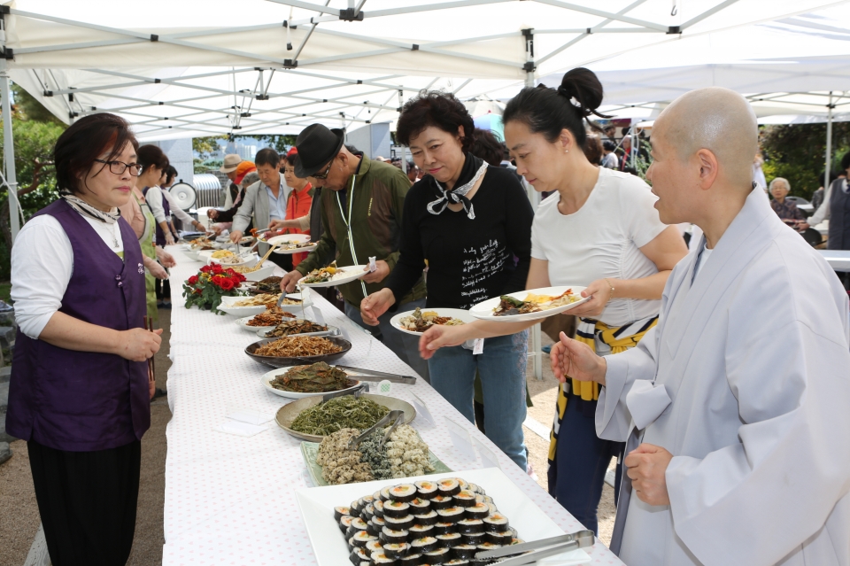 대전 영선사는 지난 12일 지역 주민들을 초청해 사찰음식 대잔치를 개최했다.