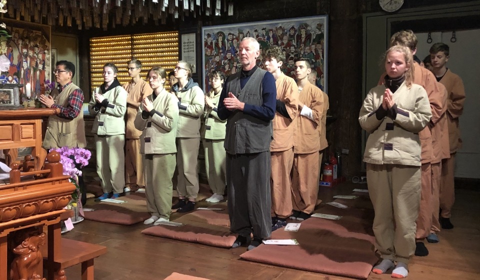 독일 괴팅엔고등학교 교장과 학생들이 봉정사 템플스테이에서 한국불교 의례를 체험하고 있다.