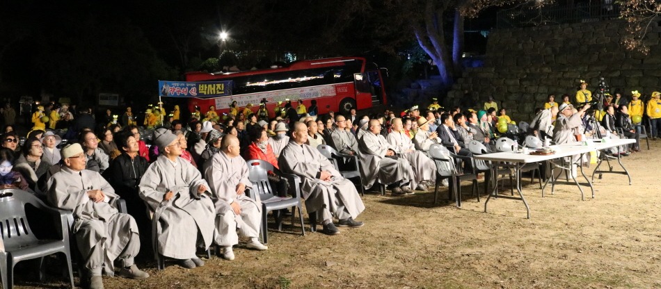 군산사암연합회 소속 스님들과 신도, 시민들이 무대공연을 관람하고 있다.