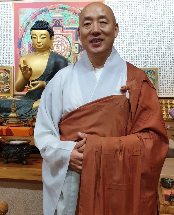 티베트 불교를 중흥한 쫑카빠 대사의 생애와 사상을 담은 번역서를 펴낸 혜능스님.
