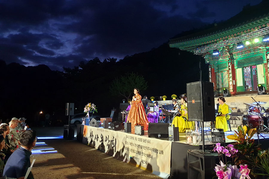 제천 덕주사는 10월12일 '풍경에 음악을 담다' 산사음악회를 열어 불자들과 지역민들로부터 큰 박수를 받았다. 국악인 오정해 공연 모습.