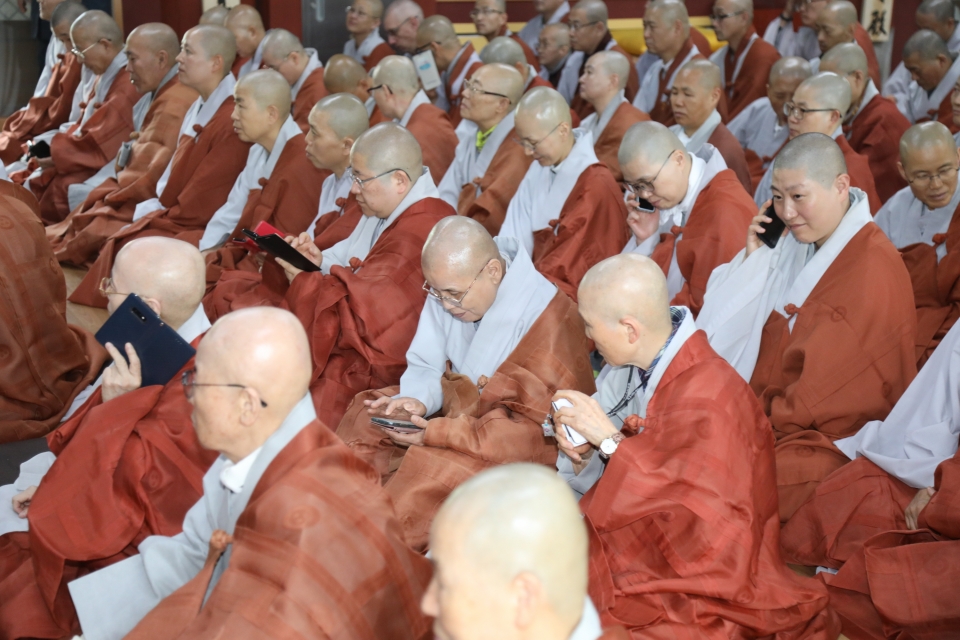 교구별 대법회에 모인 7교구 본말사 스님들도  ARS(060-700-0012)를 통한 백만원력 결집불사 후원에 동참했다.