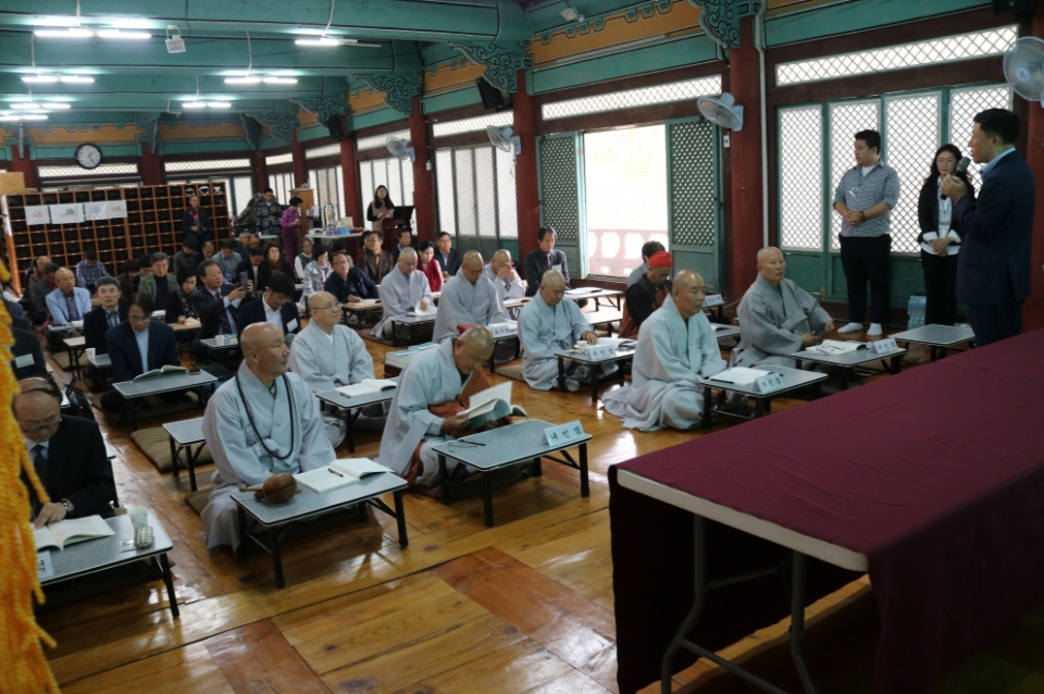 학술대회 참석자들이 나유인 세계종교평화회의 집행위원장의 인사를 듣고 있다.