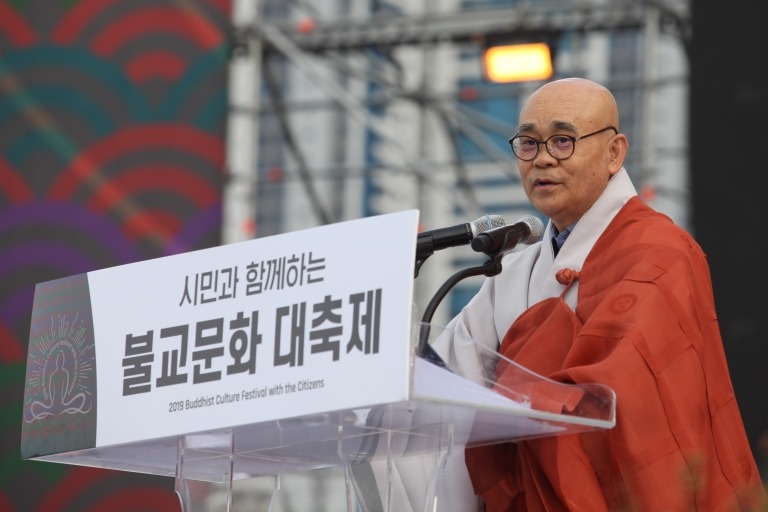 대회사를 하고 있는 부산불교연합회장 경선스님.