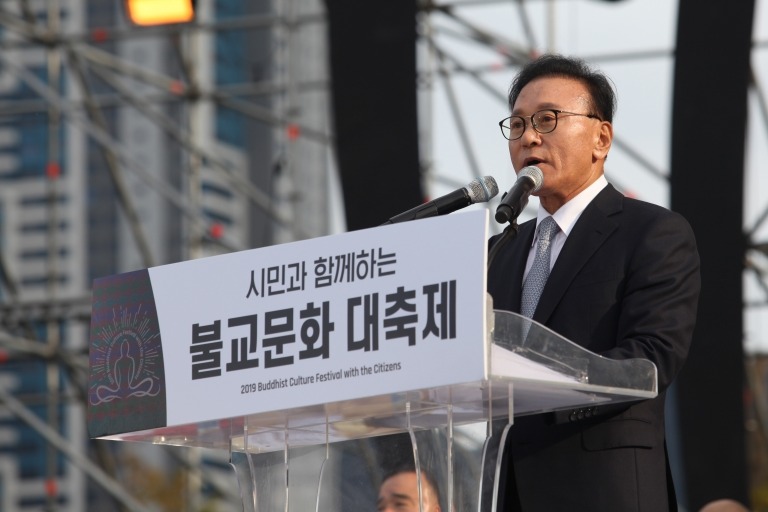 봉행사를 하고 있는 박수관 부산불교문화대축제 공동조직위원장.